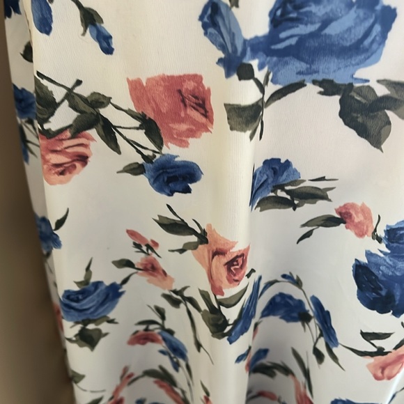 Maxi Floral Skirt Size XS with side zip. Excellent condition. Worn briefly x1. - Picture 8 of 8